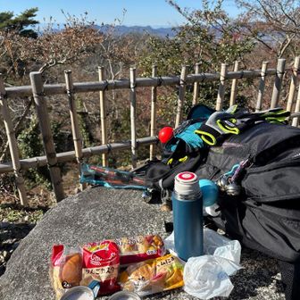 ニャンコさんの隣で早めの軽いランチ🥖
