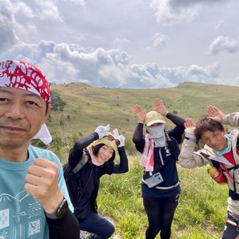 後ろに見える山が北の耳と南の耳なので耳ポーズ。