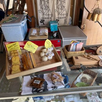 ヤビツ峠の売店で。お菓子はすごくおいしかったです🫶😻写真許可頂きました〜🉑手拭いも購入。