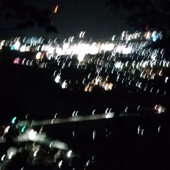 向こうに三日月が！
