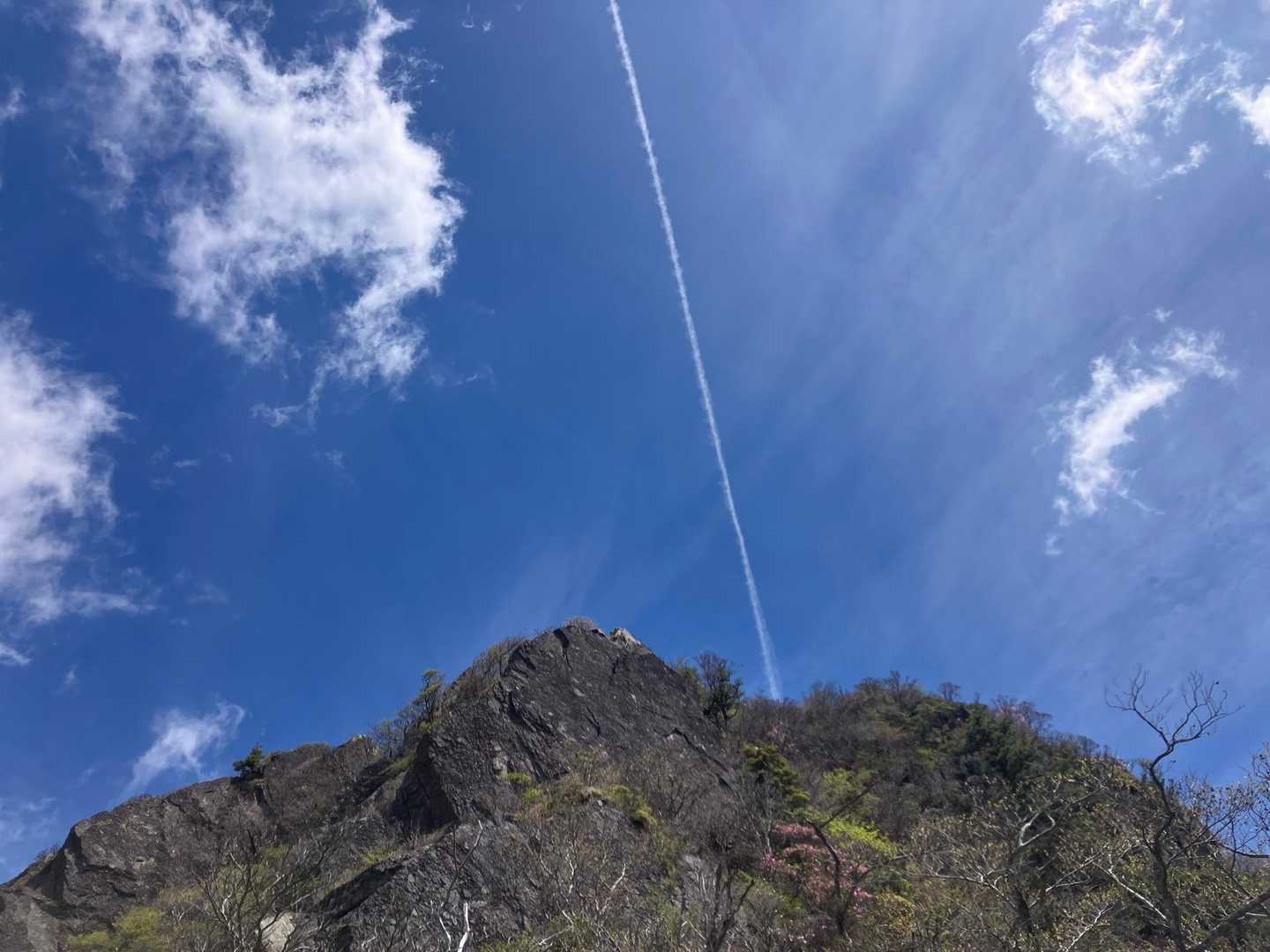五月晴れに飛行機雲