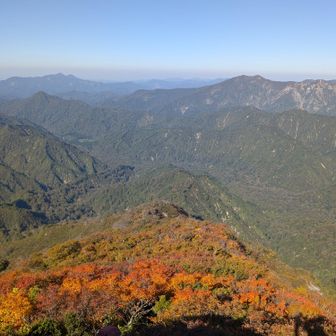 山頂手前のピークポイント？「一の塔」
このあたりから紅葉した山肌を見ながらの稜線歩きが始まります🍁