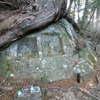 鼻欠け地蔵様。この辺りで一組とすれ違う。