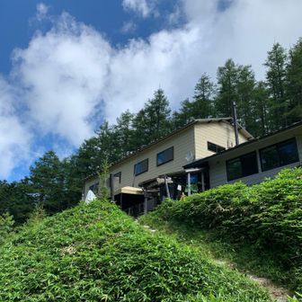 双子池ヒュッテ。
食事営業は11時からなのでまた今度。