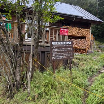 火山館着。草すべりの登りに備えここでも大休止。