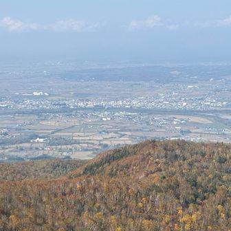 ちょっと霞んでいるけど、深川市の中心部かな。