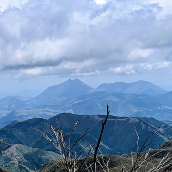 振り返ると、一昨年登った由布岳が見えました。横は鶴見岳。
日本二百名山・三百名山ですね。そして、自分が今登っている大船山は日本三百名山。
因みに、明日登る予定のお山は日本百名山。