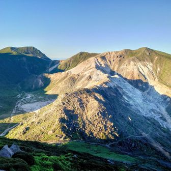 西峰からは正面に硫黄山の迫力ある景色