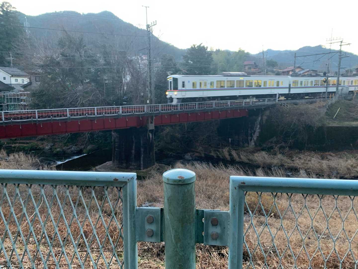 走っても間に合わないので電車を撮影。
