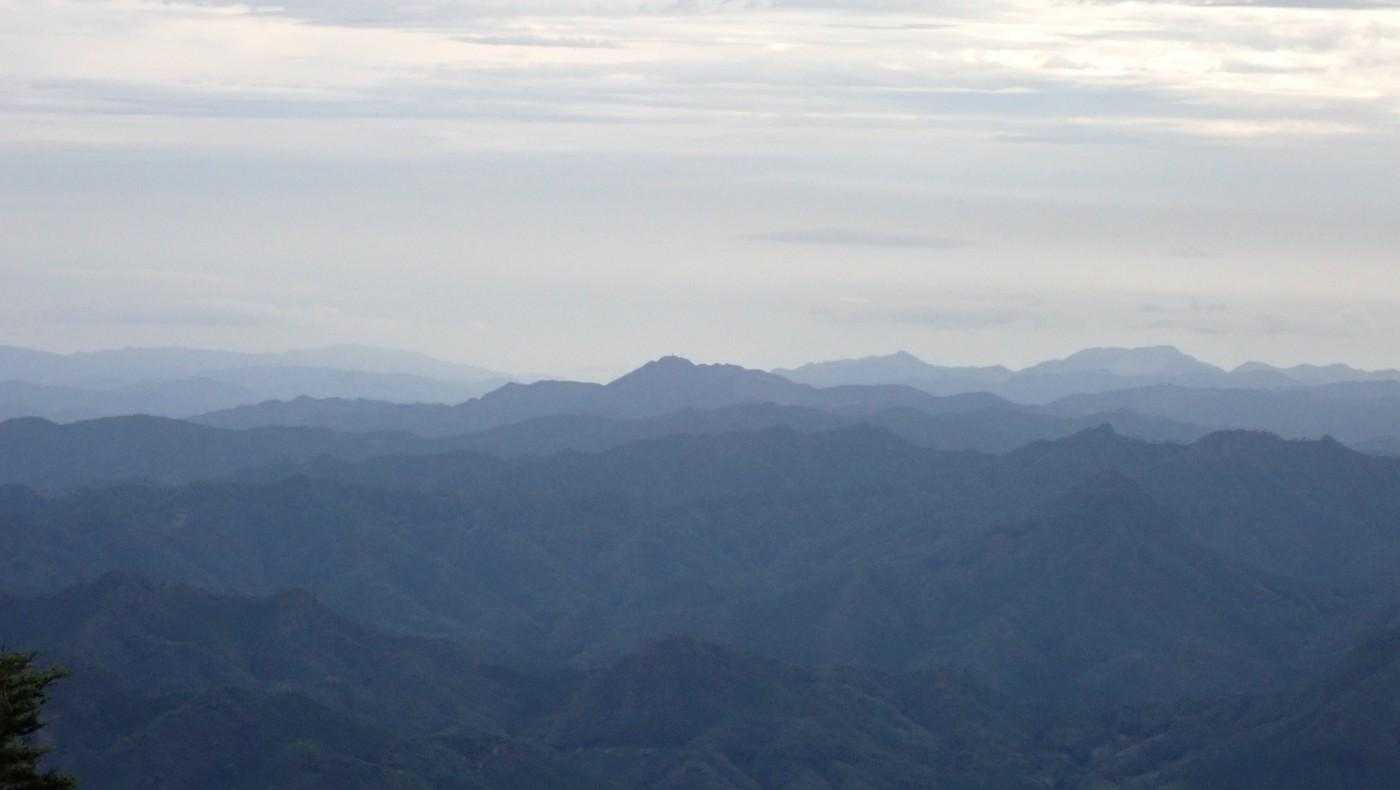 中央の黒い山は佩楯山。
その右の薄いトンガリは姫岳。
さらに右の平らな山容は碁盤ケ岳。