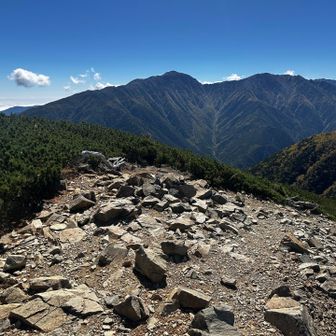 ココは【前小河内岳】の山頂　　
背景には百名山【悪沢岳】【荒川岳】【前岳】【赤石岳】が