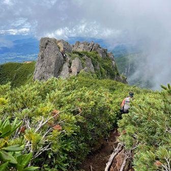休憩をたっぷりとって下山開始です。
有名な摩利支天を越えて、我々は中央稜へ