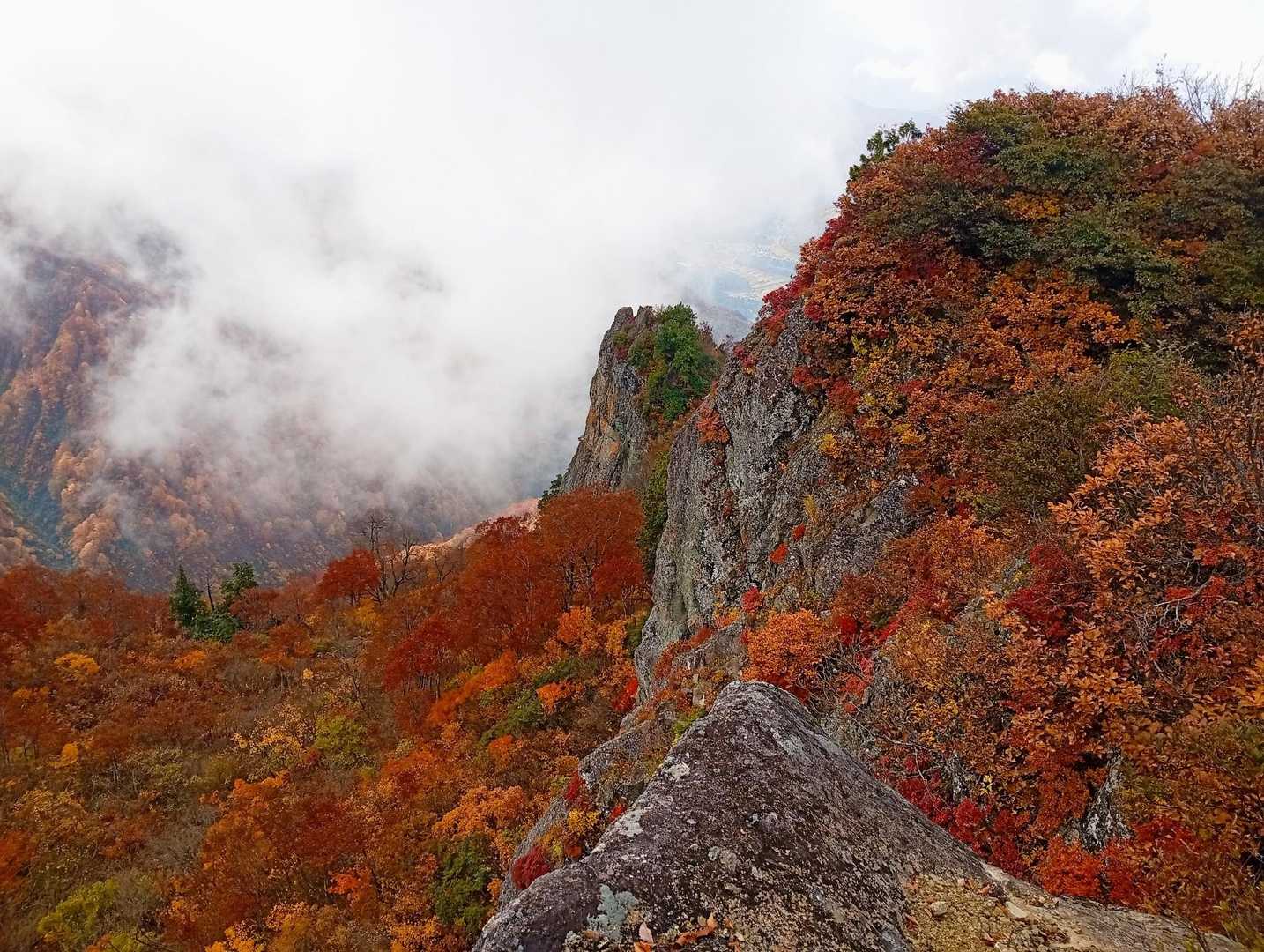 山肌をガスが登りうねる
