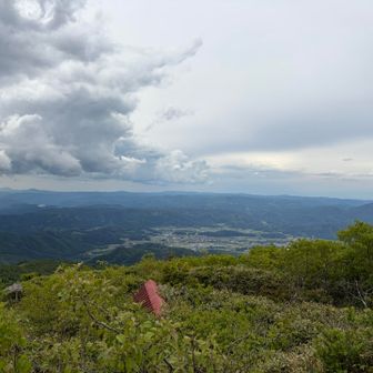 遠野市内一望
赤い屋根は奥宮だったけど今は避難小屋らしい（らしい