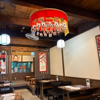 風情ある店内で、きつねうどんとか、稲荷寿司とかも食べられる。
あとソフトクリームとか、かき氷とか。
