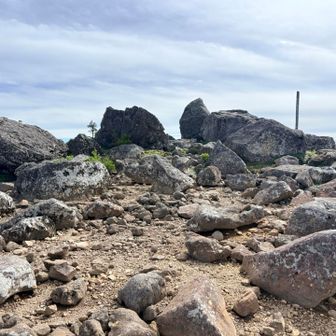 人形石からの帰りは
中大巓の北を巻く道で（２回目）