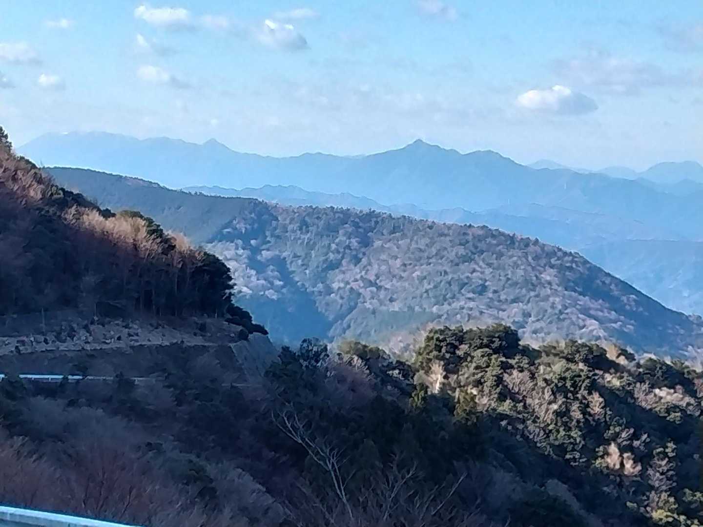 伊勢の鋭峰 局ヶ岳。
尼ヶ岳•大洞山、三峰山も望まれた。
