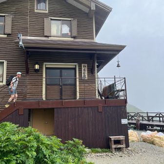 仙丈小屋。ビールがうまい。水場は枯れていました。