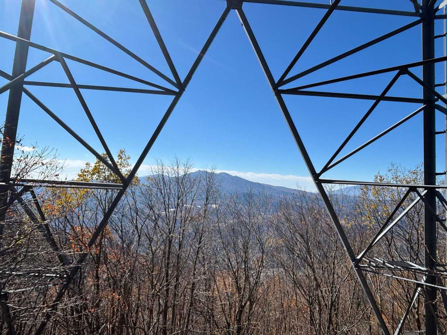 鉄塔下からは高原山方面が見えます