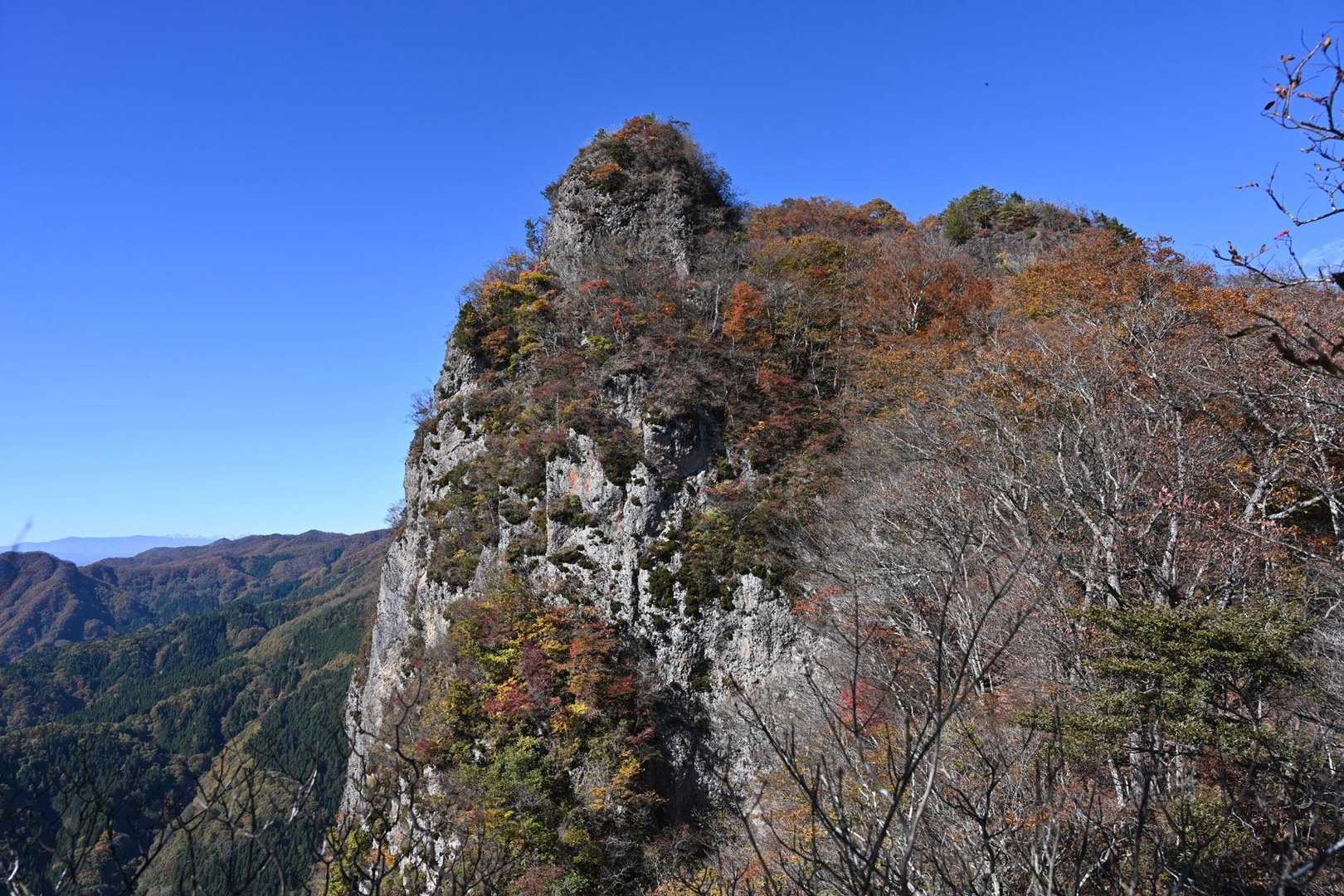 立岩。脇道のビューポイントで撮影。