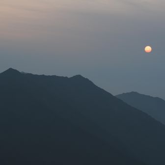 はて？
濡れモノを干した展望の岩場に戻る頃には空模様がおかしなことに。