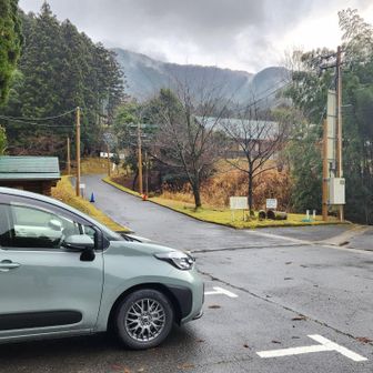 遊人の杜キャンプ場駐車場。何とか雨やんだ。