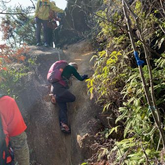 場所を譲ってさっさと出発💨
ここからはしばらくロープで怖いところを下り続けました
ドキドキハラハラの連続‼️