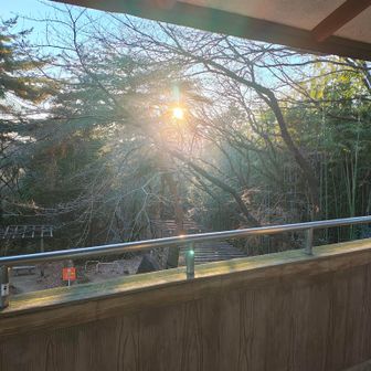 同じく山頂展望台。日の出方向はダメダメです。