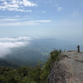 暑いからか、山頂は混んでませんでした。