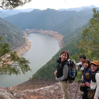 「奥の上臈」鳳来湖を見下ろせるね。みんな良き表情だったので、予告どおりカバー写真にしたよ！