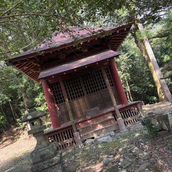 観音堂。ここから下っていくと道脇に石像が在り、何か不思議と見送られているようで。お寺の墓地に出ると。。。