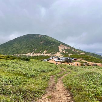 毛無峠無料駐車帯に戻ってきました。車やバイクが溢れかえっています。