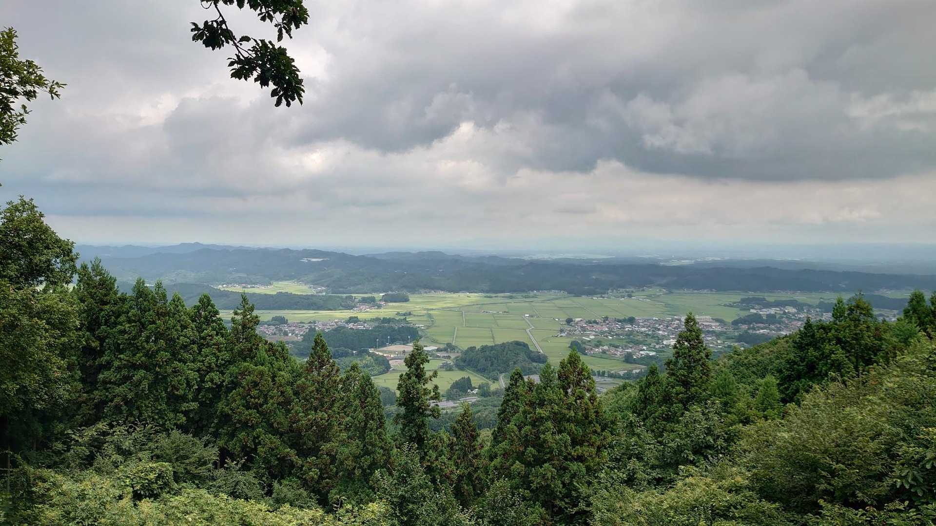 山頂の先から表郷方面の眺望😊
雲が厚いですね💦