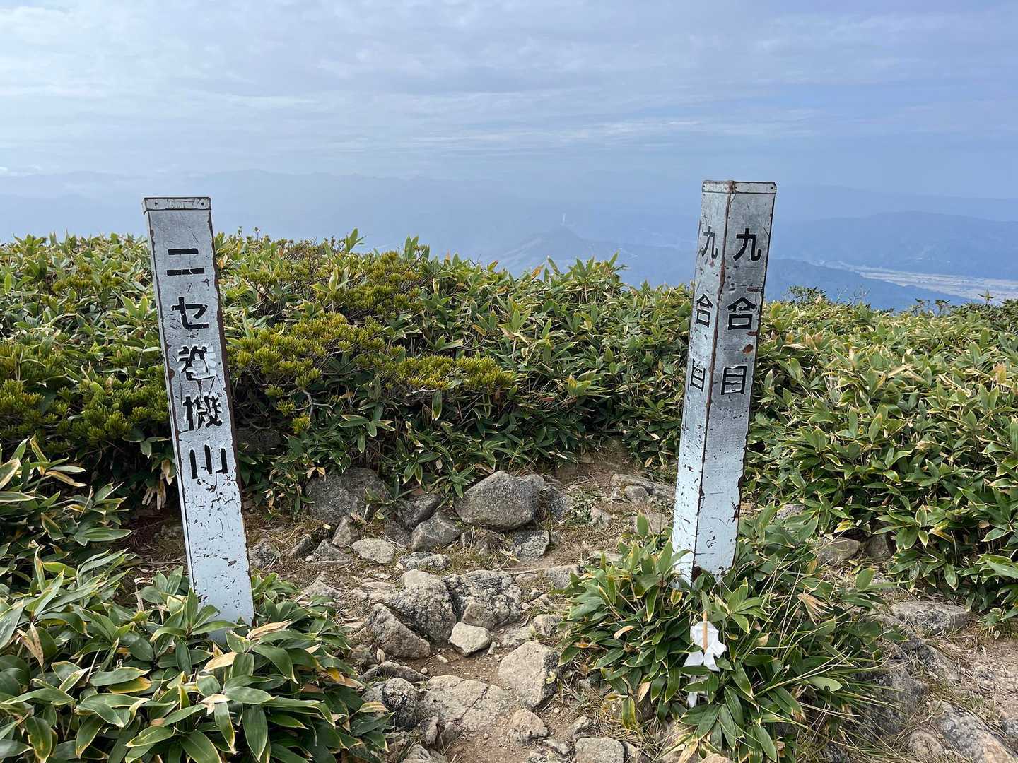おなじみニセ巻機山
ニセとは失礼な🤣

偉大なる前巻機山です
