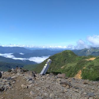 朝日岳の肩から隠居倉。
遠くに会津駒ヶ岳と燧ヶ岳が見えるはずが雲にかくれんぼ。