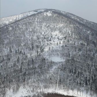 さあ戻ります。まずは佐幌岳の登り返し。
