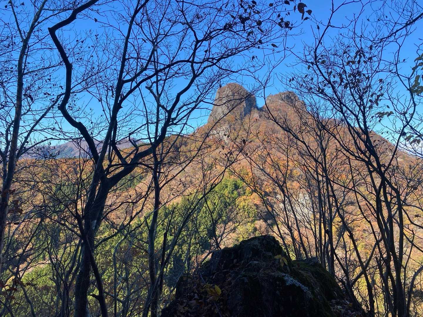 これから登る鹿岳が見えます