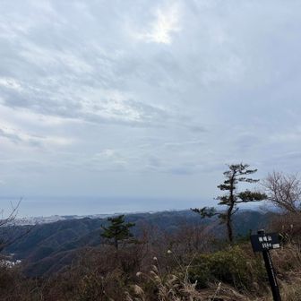 神峰山に到着したけど‥残念なお天気😢
しばらく休憩してみたけどお天気回復しそうにないなぁ🥺
ああ‥もう一度あの絶景が見たかった😞