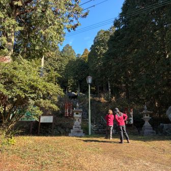 神社振り返る2人😊