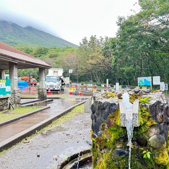駐車場から少し歩いた登山口
(駐車場横にあるトイレは故障中なので、ここにあるトイレまで朝起きてからすでに一往復してます)