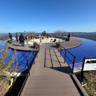 絶景テラス　水盤に囲まれている