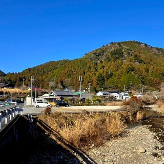 川を渡って振り返る。
日当山と、手前に登山者駐車場🅿️