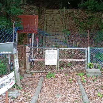 ここが古城山の登り口です
正面の門扉は閉まってるので…
左の虎口（茶色い門）を通って行きます