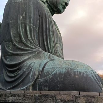 長谷まできたので大仏の横顔チラリ。
憧れのごついパンチパーマ！