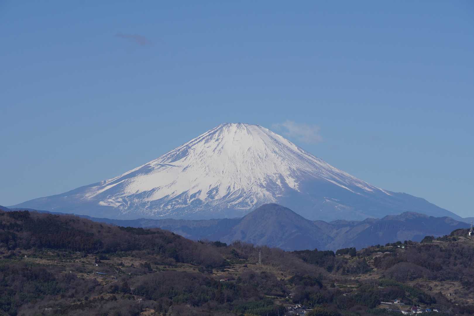 富士山。

山体の右側にブルドーザー道のジグザグが肉眼でも見えていた。
この画像もスマホではなくPCで見るとブルドーザー道が確認できると思われる。