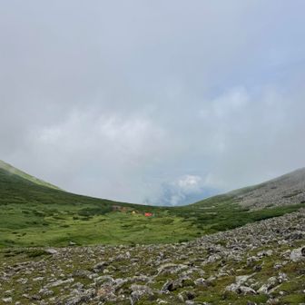 避難小屋に不要な荷物をドロップしてオプタテシケ山への縦走路へ。