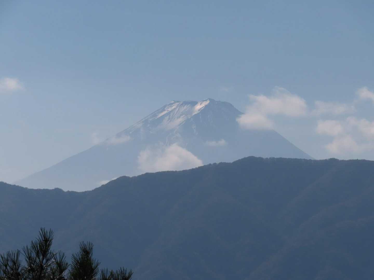 分岐近くの展望の良い所から富士山
少し霞んでいますが大満足でした。