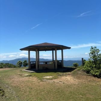 日差しが強いので東屋で休憩