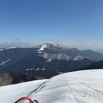 あそこまでは歩けない‼️

スノーシューを雪上に刺し、発泡シートを敷き、

ずっと三室山を観ていた🤩
