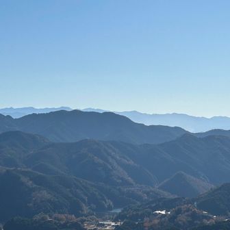 ここからも大峰を一望。
東峰からは見えなかった大天井岳が姿を見せました。稲村ヶ岳も東峰からよりよく見えます。